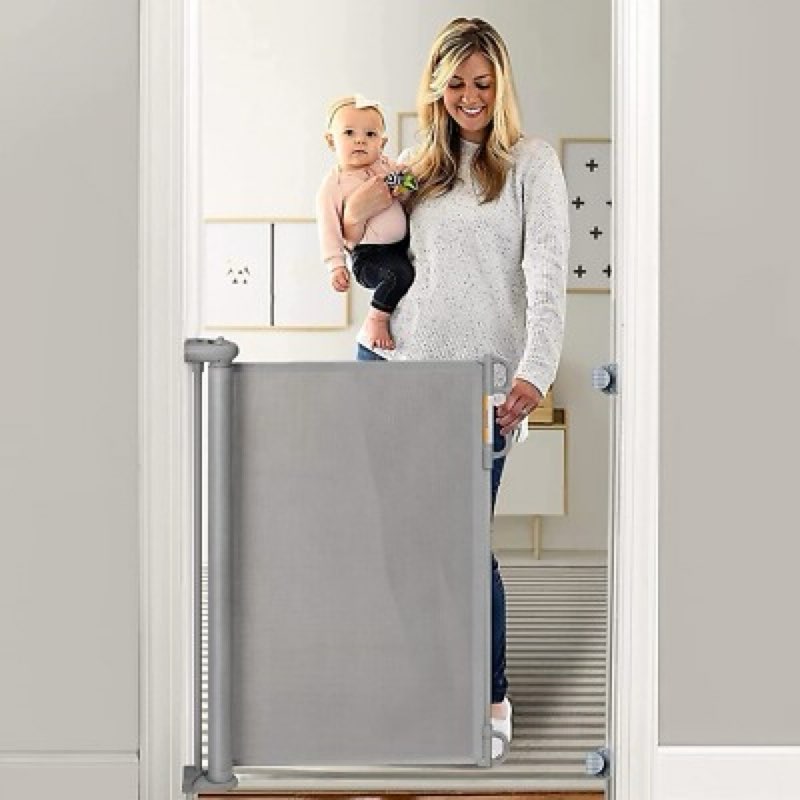 Retractable safety gate
