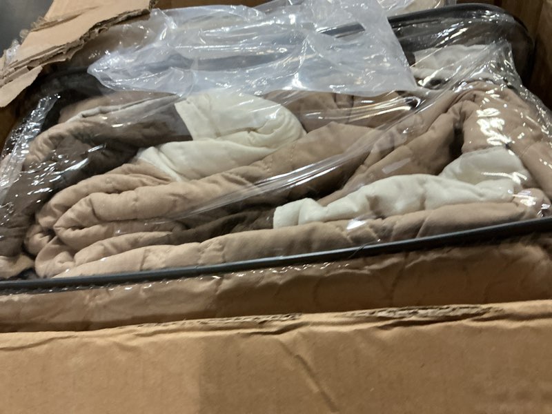 Condition photo showing New/Like New for Madison Park Attingham Reversible Quilt Set - All Season Breathable Coverlet, Lightweight Cozy Bedding Layers, Matching Shams, King/Cal King(104"x94"), Beige Multi 7 Piece