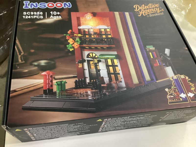 Condition photo showing New/Like New for Detective Bookend Building Set with Lights, 1241 PCS Detective Agency Street House Building Block Kit for Home Decor Bookshelf, Collectible Mystery Bookstand Model for Adults Boys Girls Age 12+