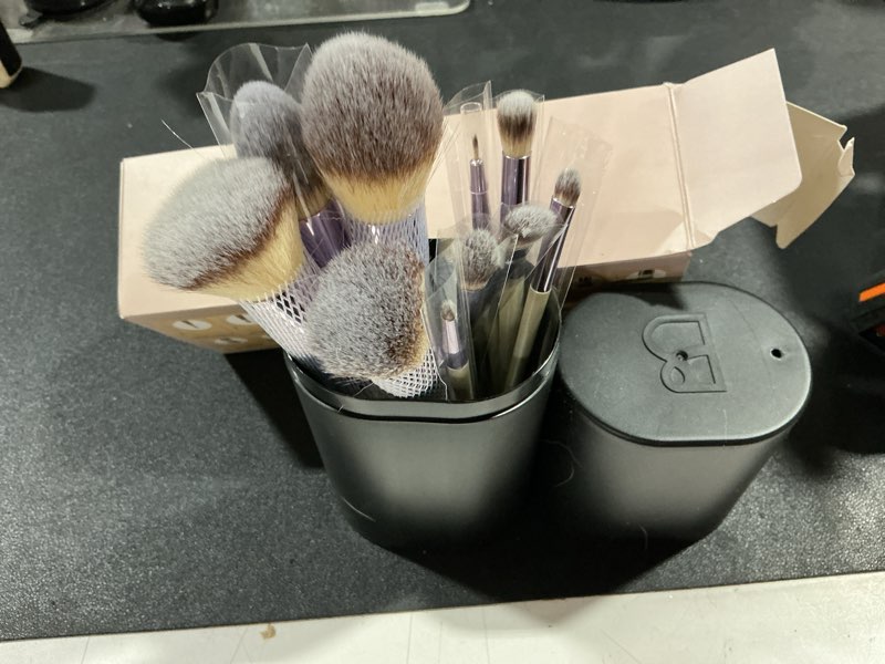 Condition photo showing Good Condition for (incomplete)bs-mall makeup brush set 18 pcs premium synthetic foundation powder concealers eye shadows blush makeup brushes with black case a-champagne