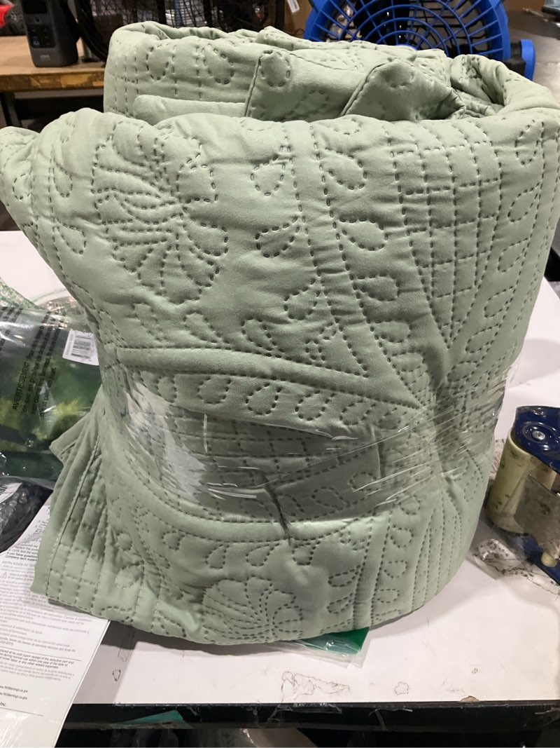 Condition photo showing Good Condition for mellanni bedspread coverlet