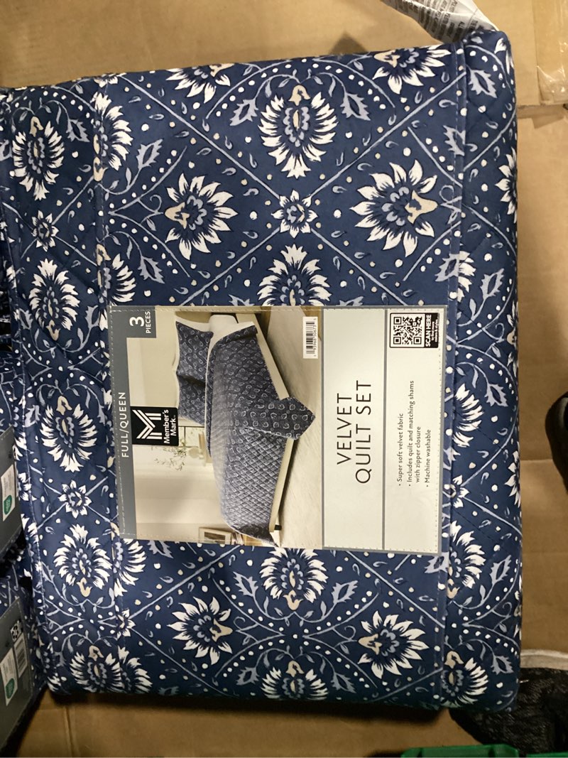Condition photo showing New/Like New for full/queen member's mark 3-piece printed velvet quilt sets