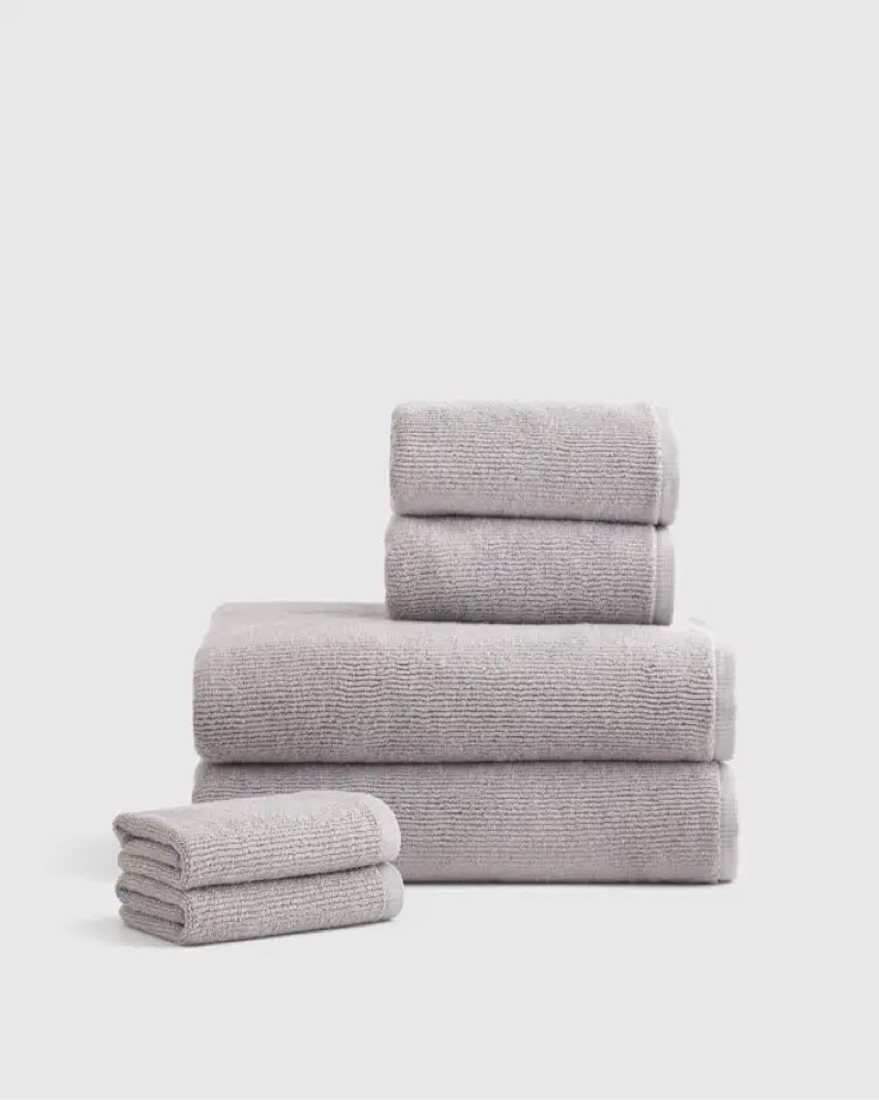 miscellaneous towels (colors may vary)