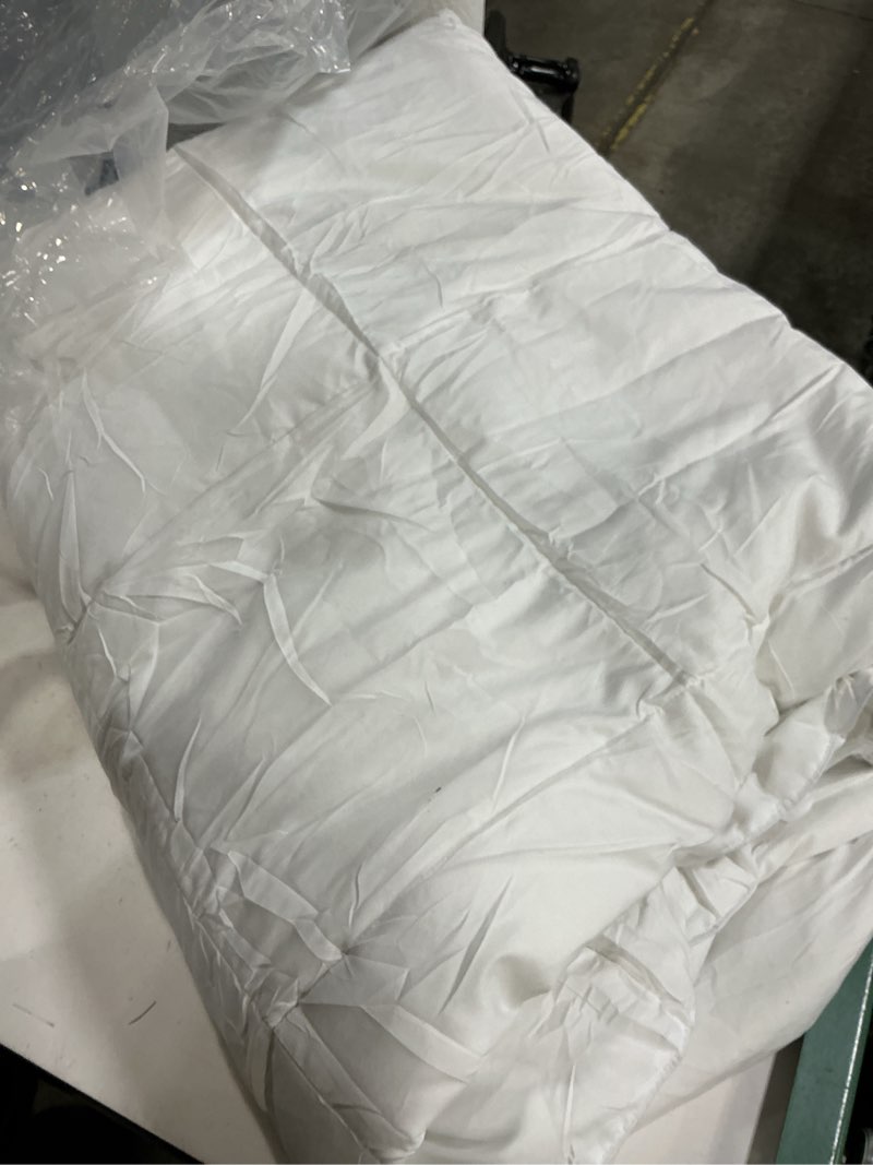 Condition photo showing Good Condition for EASELAND Oversized King Down Alternative Comforter - Quilted Duvet Insert for All Seasons, Soft Lightweight with Corner Tabs, Summer Winter Warm Bedding, White 98x116 Inches Oversized King White