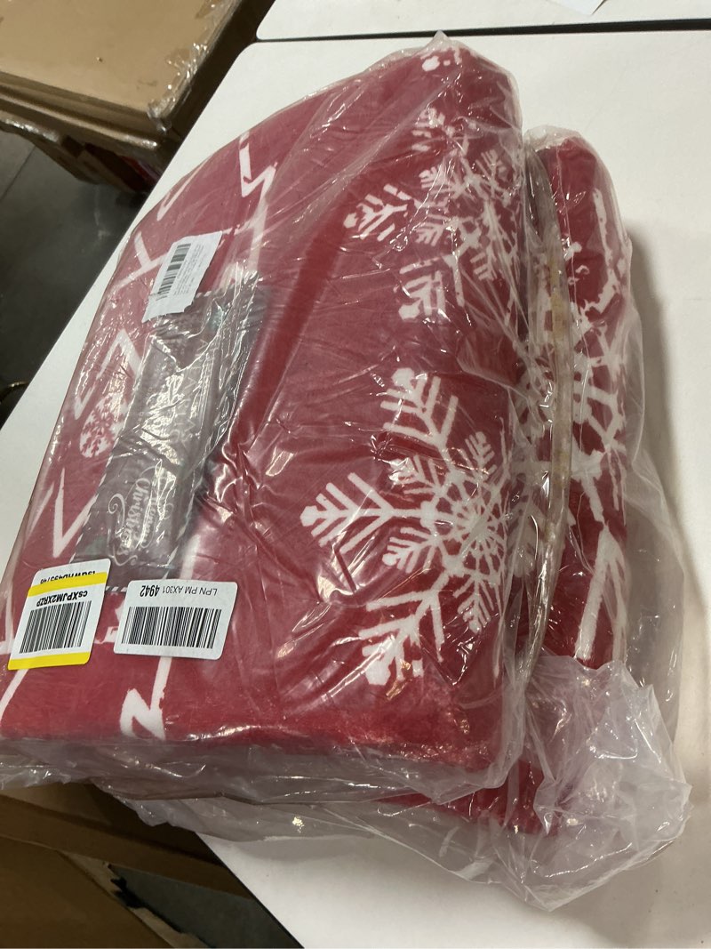 Condition photo showing Good Condition for Christmas Area Rug 8x10 Red Washable Living Room Carpet Xmas Snowflake Holiday Decor Indoor Bedroom Throw Rug Decorative Non Slip Soft Low Pile Large Carpet Dining Room Office Nursery 8' x 10' (Rectangular) Rug Snow Red