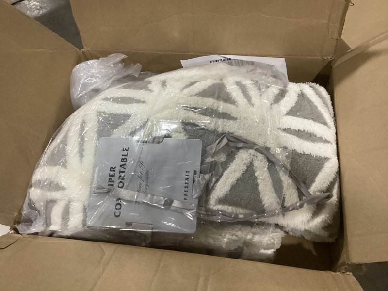 Condition photo showing Good Condition for LOMAO Sherpa Fleece Blanket 60x80 Fuzzy Soft Throw Blanket Dual Sided Blanket for Couch Sofa Bed (Grey, 60''x80'') Grey 60''x80''