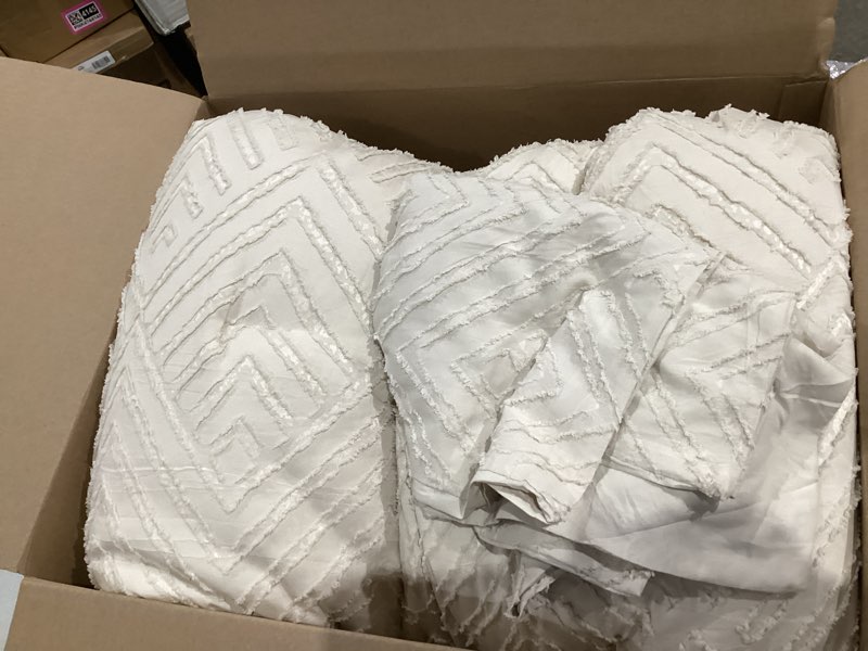 Condition photo showing Good Condition for Andency Oversized King Comforter 120''x120'', 3 Pieces Beige Super King Boho Bedding Set & Collections, All Season Soft Farmhouse Tufted Fluffy Bed Set (1 Comforter, 2 Pillowcases) 01 - Beige Super King (120"x120")