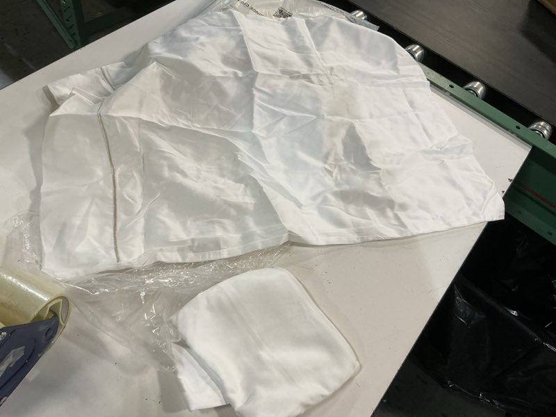 Condition photo showing Good Condition for set of 2 white pillowcase, standard 