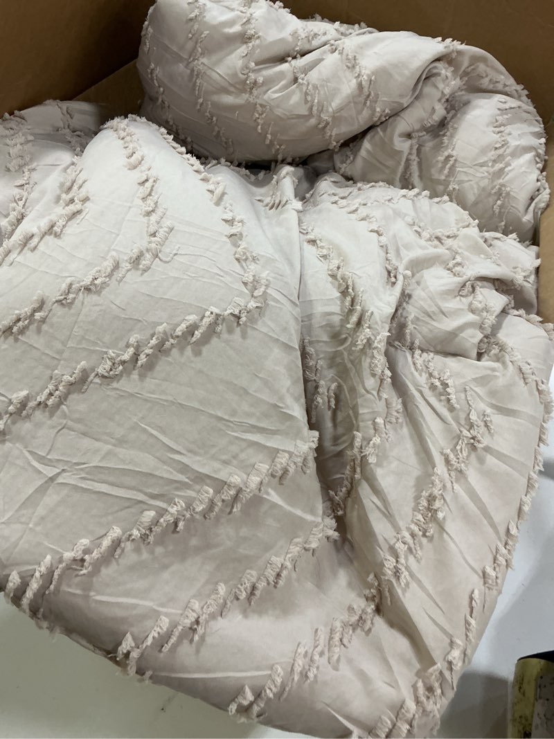 Condition photo showing Good Condition for Bedsure King Comforter Set, Boho Tufted Shabby Chic Bedding Comforter Set, 3 Pieces Vintage Farmhouse Beige Bed Set for All Seasons, Soft Bedding Set with 2 Pillow Shams, Oat Milk