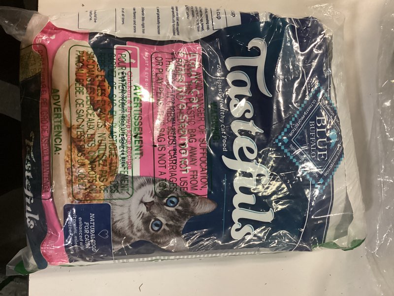 Condition photo showing New/Like New for blue buffalo tastefuls adult dry cat food sensitive stomach formula, made in the usa with natural ingredients, chicken recipe, 7-lb. bag