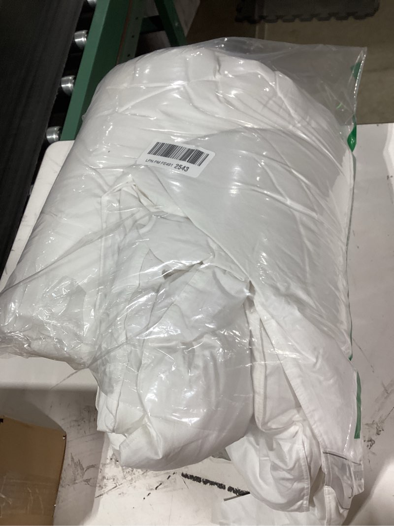 Condition photo showing As Is for similar product Amazon Basics White Down Alternative Comforter and Duvet Insert with Corner Tabs (King, Light) King Light