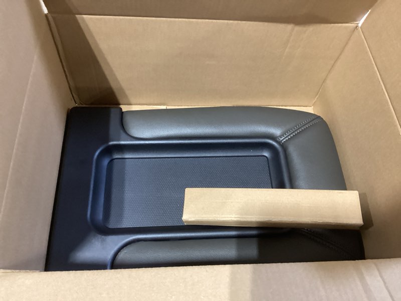 Condition photo showing Good Condition for scitoo center console lid replacement kit for 1999-2007 for chevy silverado, avalanche, suburban, for gmc sierra, yukon - center console cover oem 19127364, 19127365, 19127366 dark grey