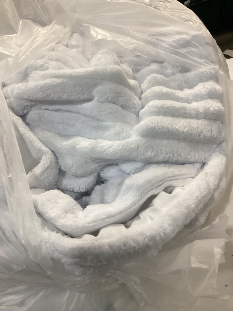 Condition photo showing Good Condition for Amélie Home Faux Fur Throw Blanket for Couch, Cozy Fuzzy Fluffy Fur Luxurious Soft Striped Plush Gift Blankets for Family Sofa Chair Bedroom, 55"x70", Ivory Striped Ivory Throw(55" x 70")