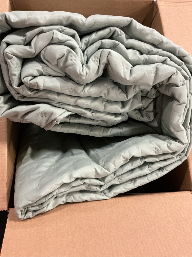 Condition photo showing Good Condition for bedsure king quilt - sage green bedspread king size & lightweight comforter, modern & boho coverlet with clover pattern, ultra soft all-season bedding, 106 x 96 inches 06 - sage green - clover king