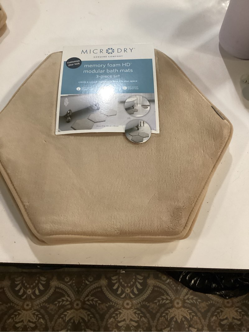 Condition photo showing New/Like New for microdry® memory foam hd modular bath mats 3-piece set with griptex skid-resistant base, 19x17