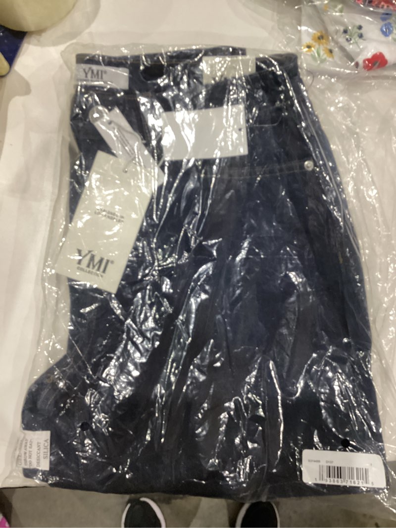 Condition photo showing As Is for YMI Women's Floral Printed Fray Hem Shorts 7 D Dark Blue