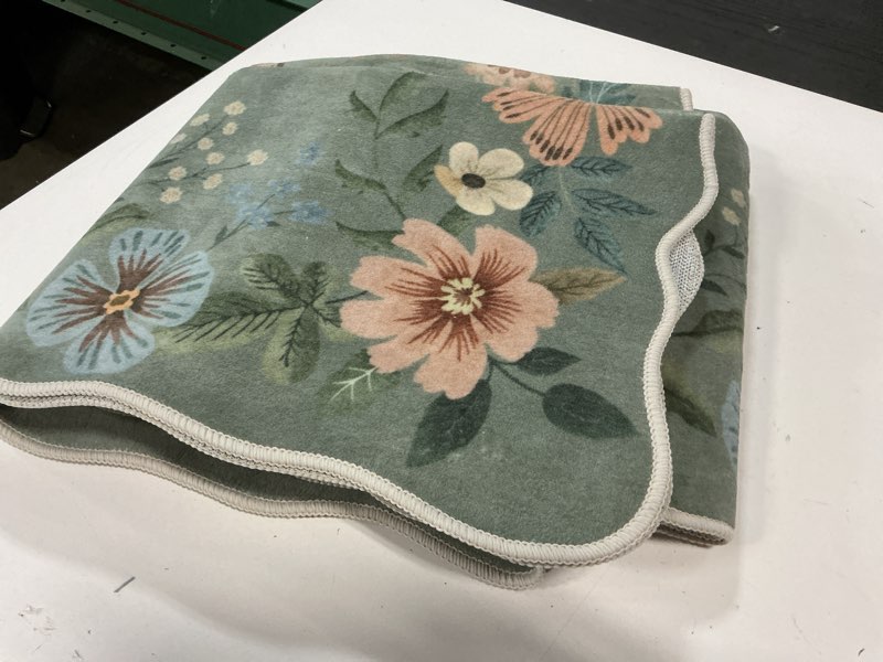 Condition photo showing Good Condition for Lahome Floral Hallway Runner Rug Non Slip, 2'6''x10' Washable Runner Rug Soft Ultra-Thin Soft Kitchen Runners for Hallways, Distressed Carpet for Entryway Bathroom(Green) Green 2.6' x 10'(Runner)