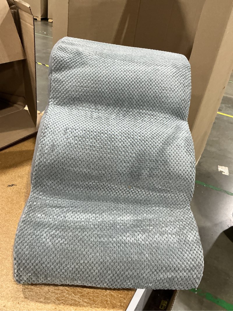 Condition photo showing Good Condition for chic threads dog stairs for small dogs, 3-step dog stairs for high beds and couch, pet steps for small dogs and cats?non-slip stable indoor dog steps 3-steps