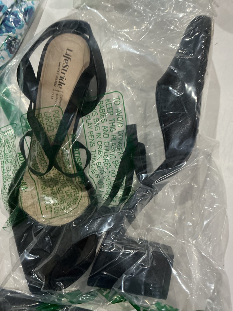 Condition photo showing Good Condition for lifestride april pumps