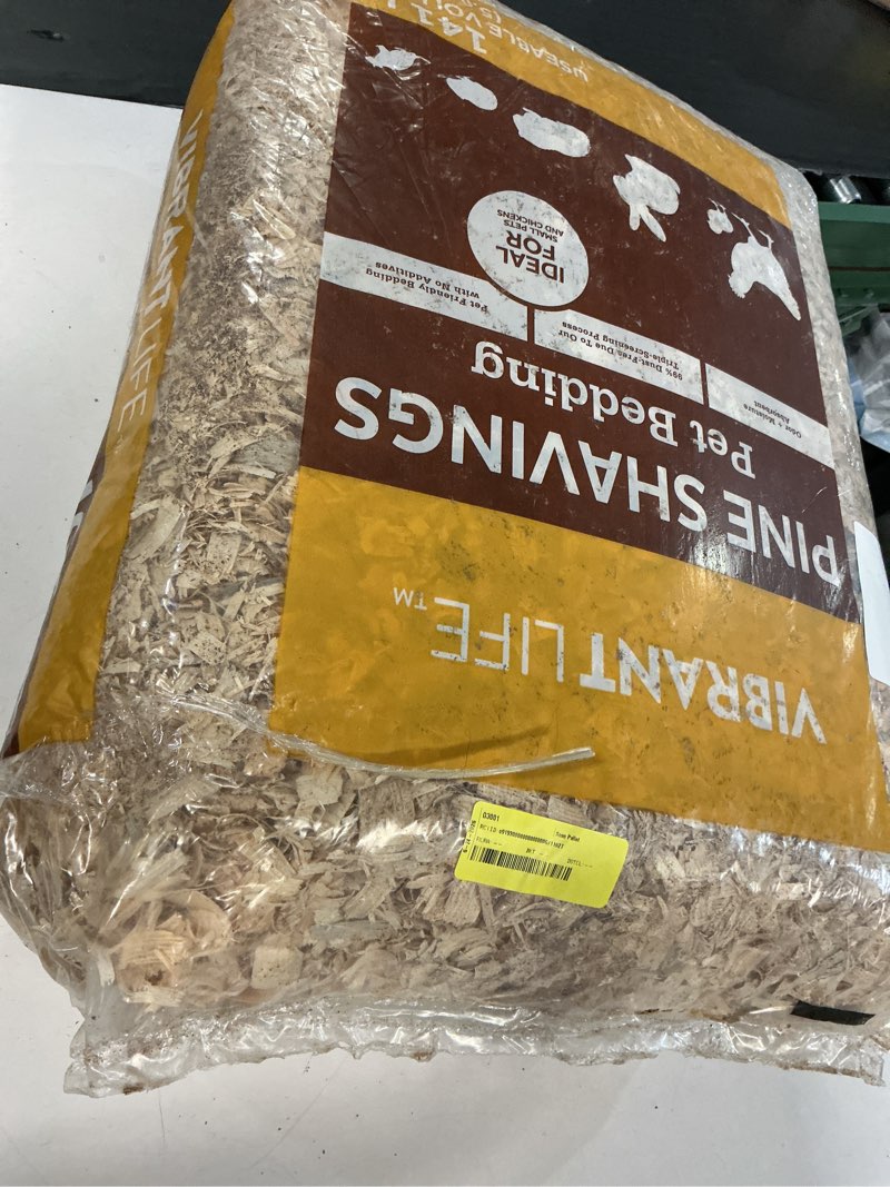 Condition photo showing New/Like New for vibrant life pine wood pet bedding, 141 l bag