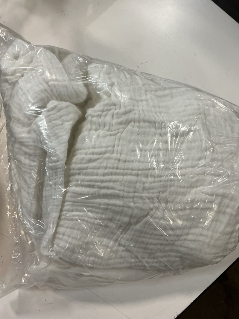 Condition photo showing Good Condition for organic cotton gauze dream quilt set, king/cal king, white