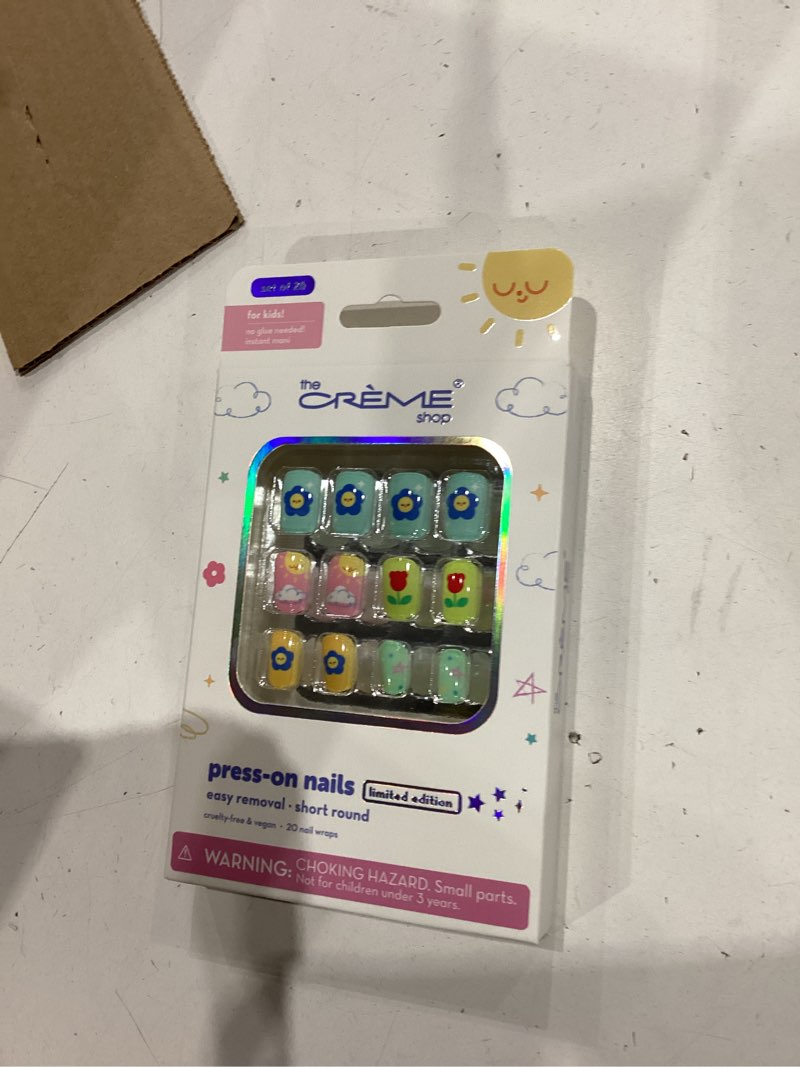 Condition photo showing Good Condition for the creme shop kids press on nails 6 pack