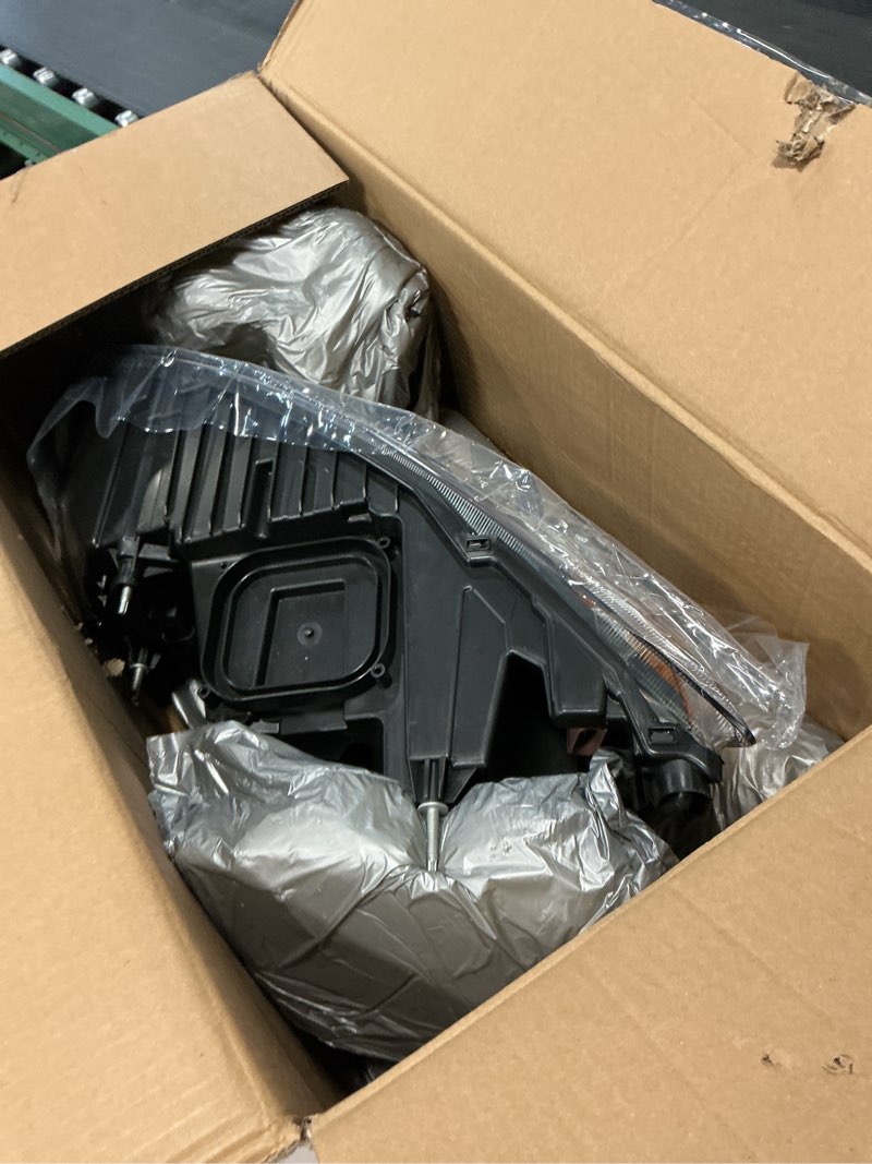 Condition photo showing Good Condition for left halogen headlight assembly compatible with cascadia 2018-2023 a6601512004 front headlamp (left)