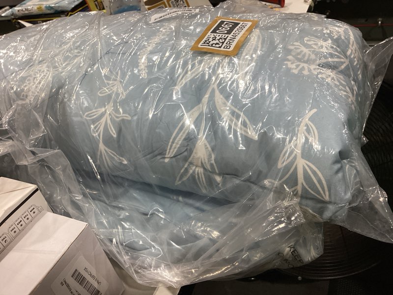 Condition photo showing New/Like New for muxhomo mineral blue full comforter