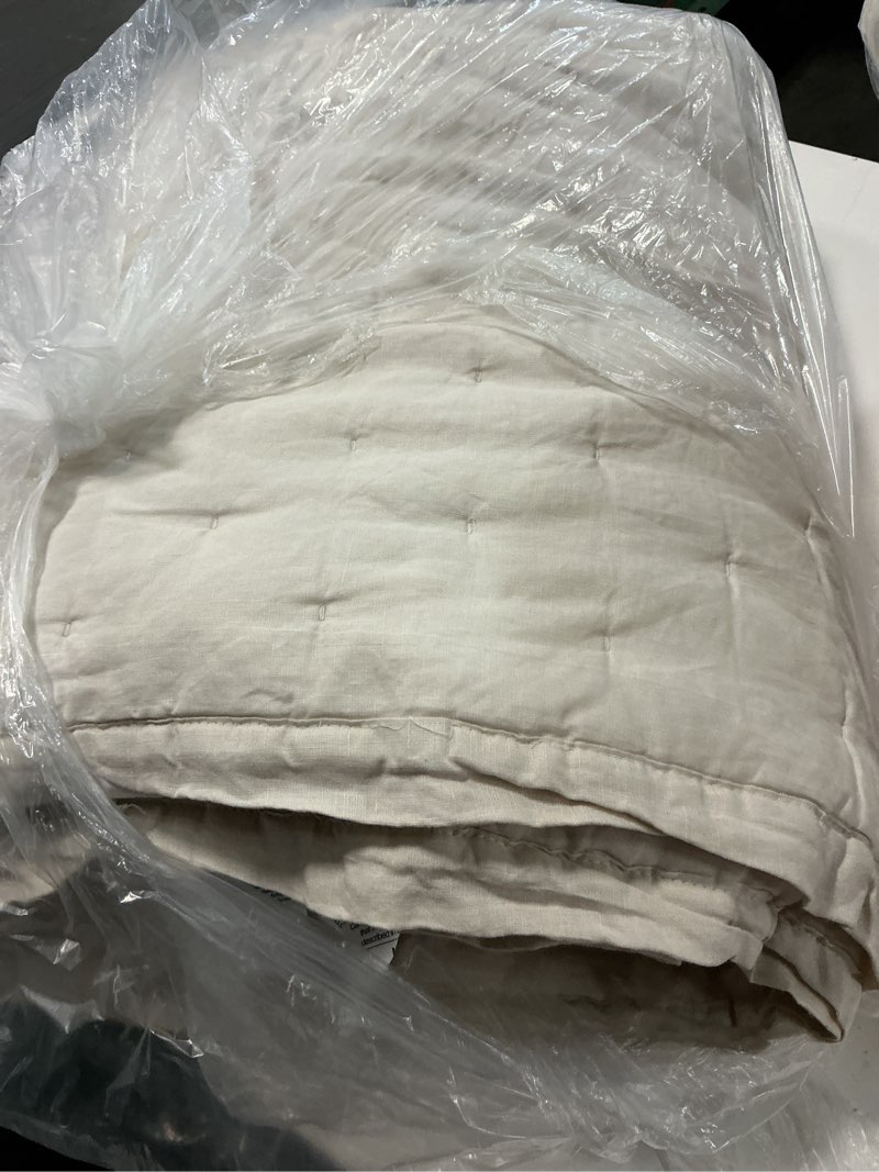 Condition photo showing Good Condition for european linen dream quilt twin color sand 