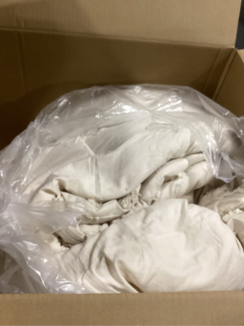 Condition photo showing Good Condition for Bedsure Tufted Boho Comforter Set Queen Size - Beige Boho Bed Set, GentleSoft™ 3 Pieces Farmhouse Shabby Chic Embroidery Bedding, Gifts for Woman, Soft Jacquard Queen Comforter for All Seasons Queen 01 - Beige - Elegant