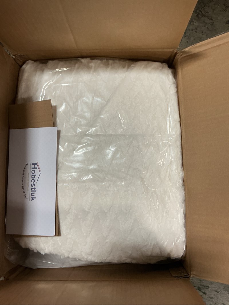 Condition photo showing New/Like New for Hobestluk 4ft Bean Bag Chairs for Adults Large Beanbag Chair with Chevron Plush Fur Cover Big Bean Bag Chair for Living Room Bedroom Dorm Office - White (44” x 44” x 24”) 4FT - 44” x 44” x 24” White