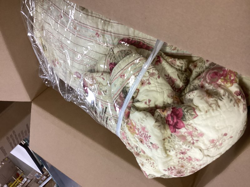 Condition photo showing Good Condition for Greenland Home Antique Rose Full/Queen Quilt Set, Ecru Ecru Full/Queen (3 Piece)