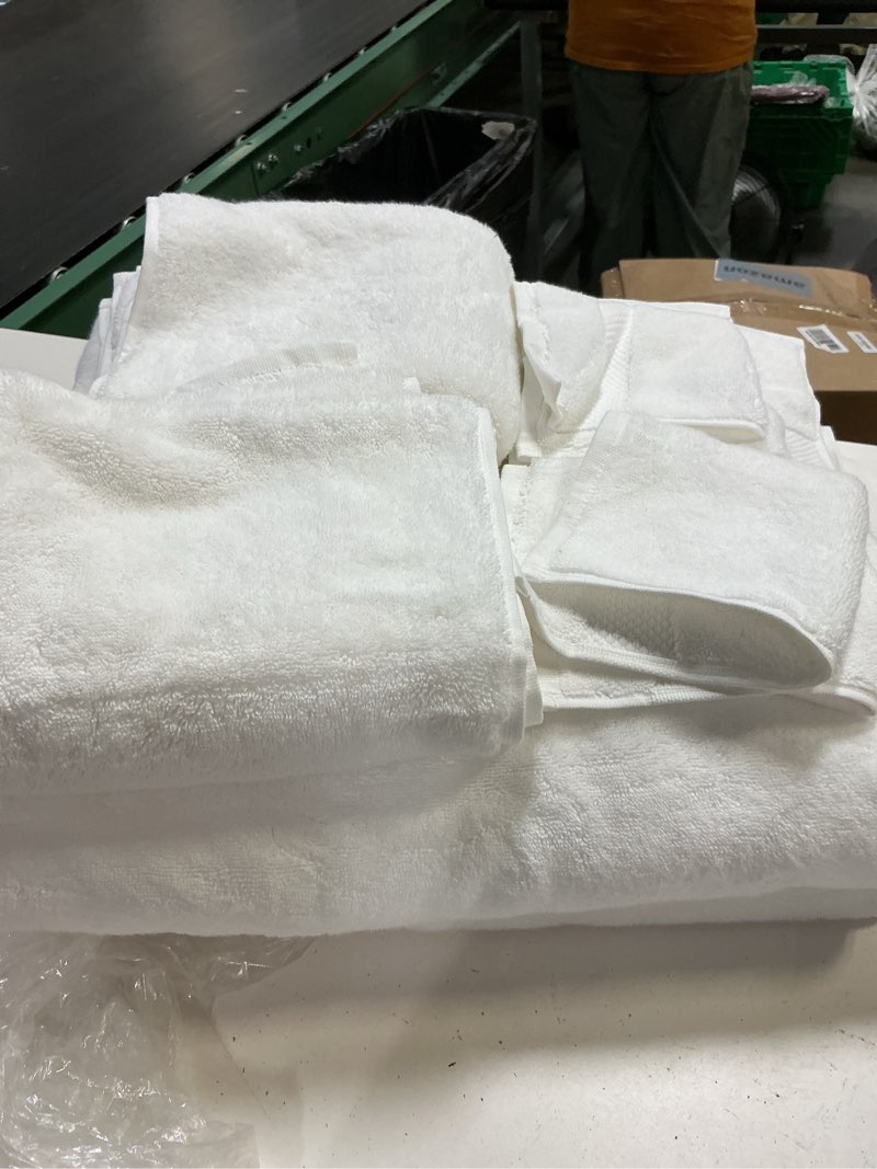Condition photo showing Good Condition for quince ultra luxe plush towel set white