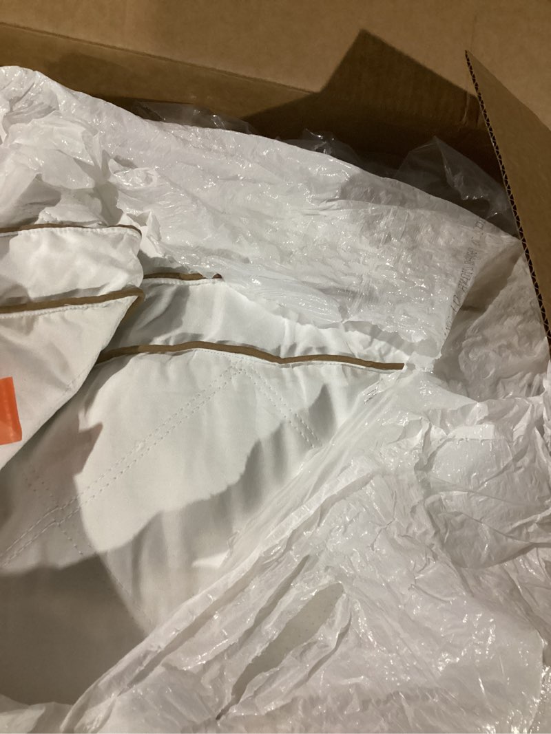 Condition photo showing Good Condition for puredown® Goose Feathers and Down Pillow for Sleeping Hotel Collection Bed Pillows, Gusseted, Standard/Queen, Set of 2 Gusseted Style 1 Standard (Pack of 2)