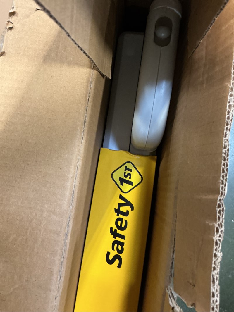 Condition photo showing Good Condition for Safety 1st Lift, Lock and Swing Gate