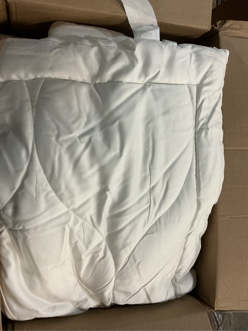 Condition photo showing Good Condition for buffy cloud comforter - machine washable lyocell fabric, down-alternative fill, extra fluffy quilted duvet insert with corner tabs (ful/queen)