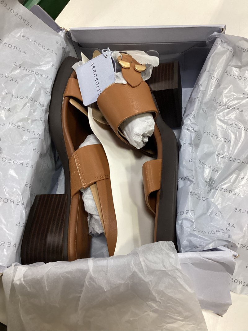 Condition photo showing New/Like New for aerosoles women's dove 10 tan faux leather