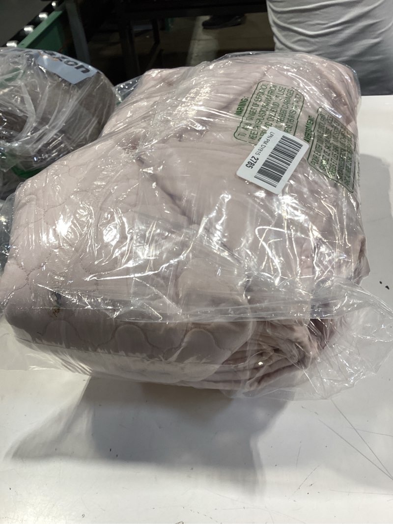 Condition photo showing Good Condition for horimote home quilt twin size light pink, lightweight quilt for summer ultra-soft microfiber modern style quilted clouds pattern bedspread quit set 2 pieces (1 quilt and 1 pillow sham) light pink twin(68" x 86")