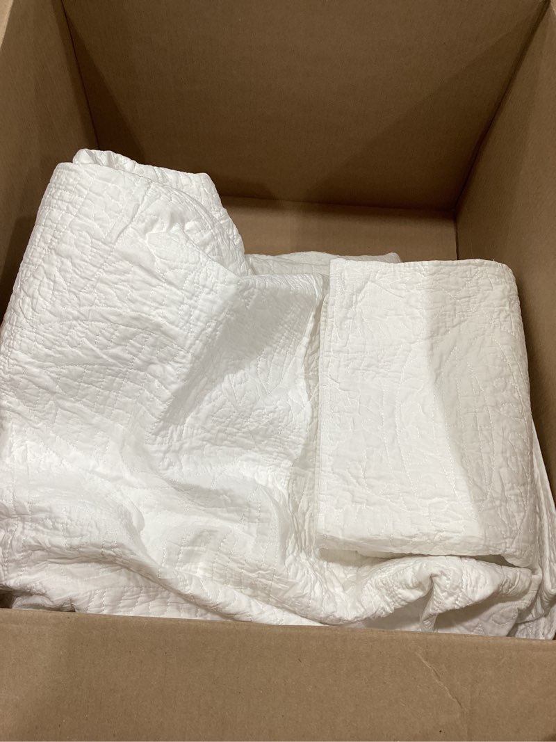 Condition photo showing As Is for 3 pcs comforter and 2 pillow case 100% cottion queen size ,cream