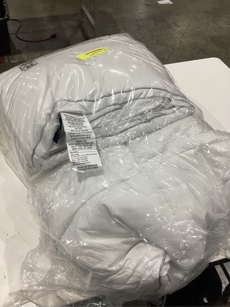 Condition photo showing As Is for serta luxury white goose down fiber comforter 500 fill power polyester-cotton blend fabric queen size comforter hotel collection hypoallergenic comforter for all seasons