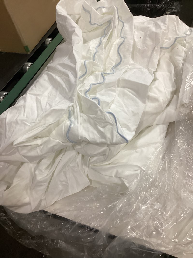 Condition photo showing As Is for wave scallop organic percale duvet cover king white (quince) 