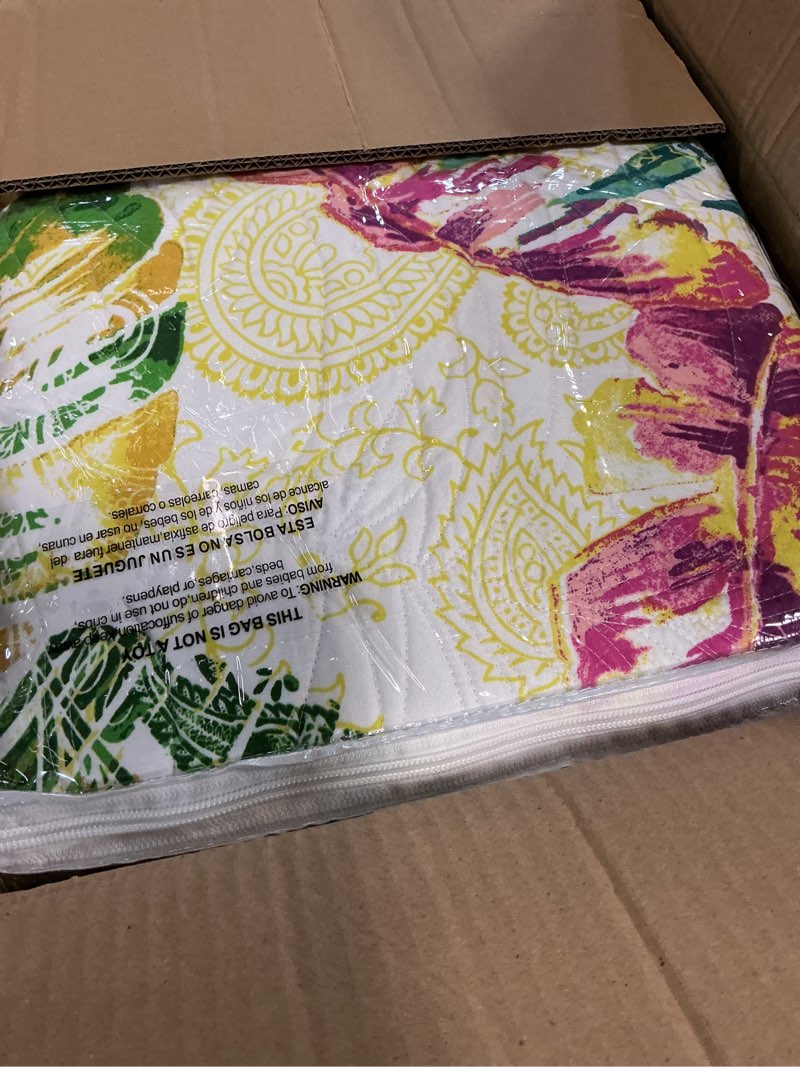 Condition photo showing New/Like New for greenland home tropics palm leaves coastal cotton blend quilt set, 3-piece full/queen, coral coral 3-piece full/queen