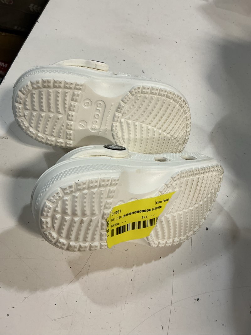Condition photo showing As Is for size 7 crocs toddler & kids baya lined clog