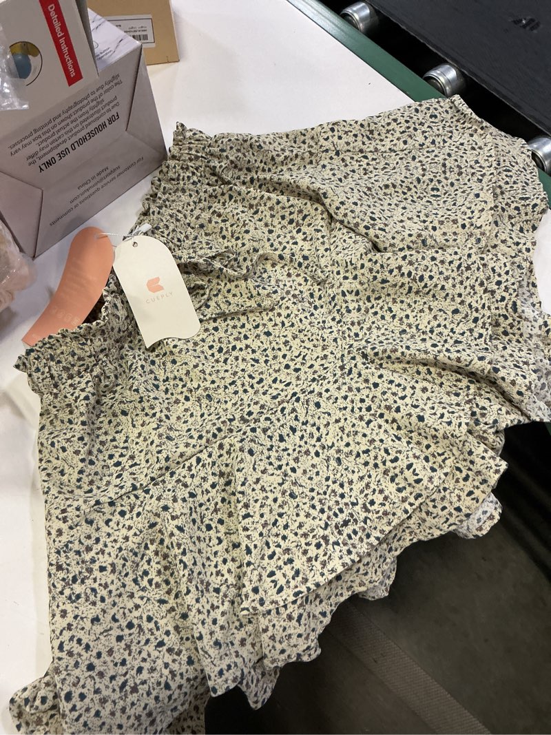Condition photo showing New/Like New for cueply,floral short short skirt for teenagers with ruffles size small