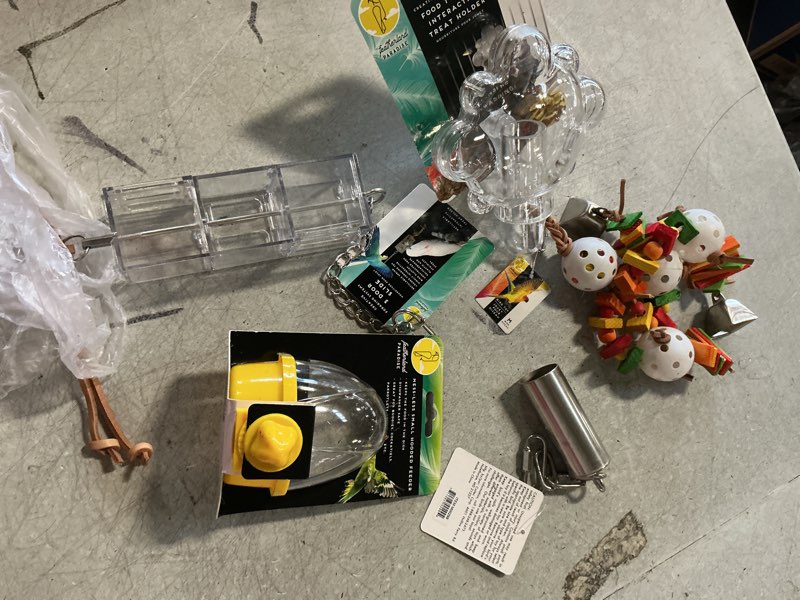 Condition photo showing New/Like New for Assortment of small pet items (Birds), Miscellaneus small, variety of items multiples pieces 5 pieces total