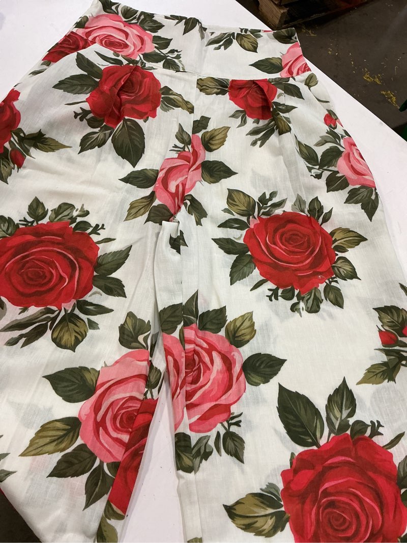 Condition photo showing Good Condition for two-piece set fresh and romantic design in white, covered by a colorful print of red roses and green foliage size l