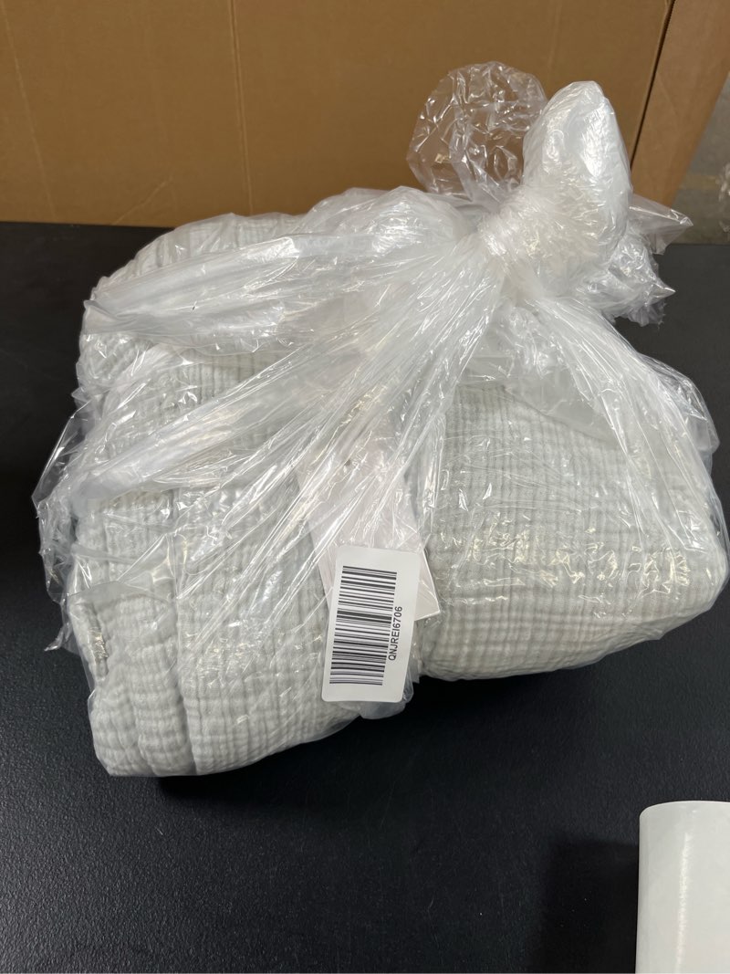 Condition photo showing Good Condition for organic airy gauze blanket, full/queen, mist