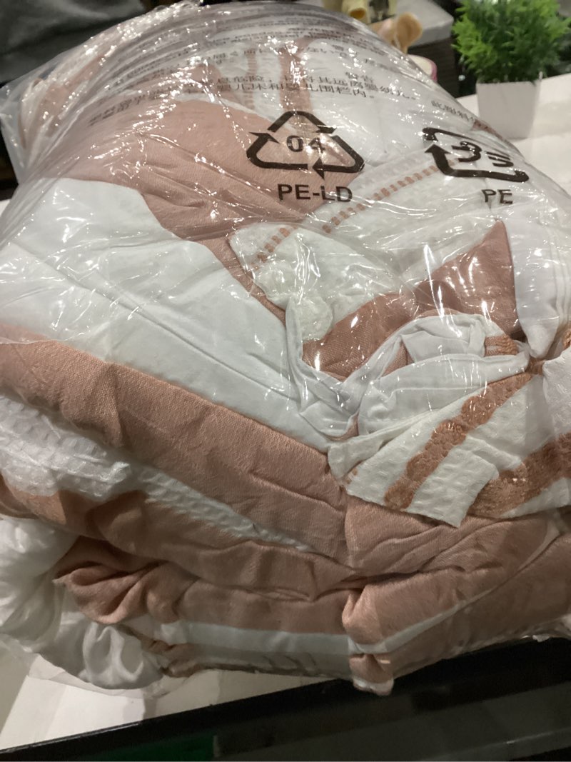 amazon basics comforter set, 3-piece jacquard microfiber comforter and 2 pillow shams, all-season be