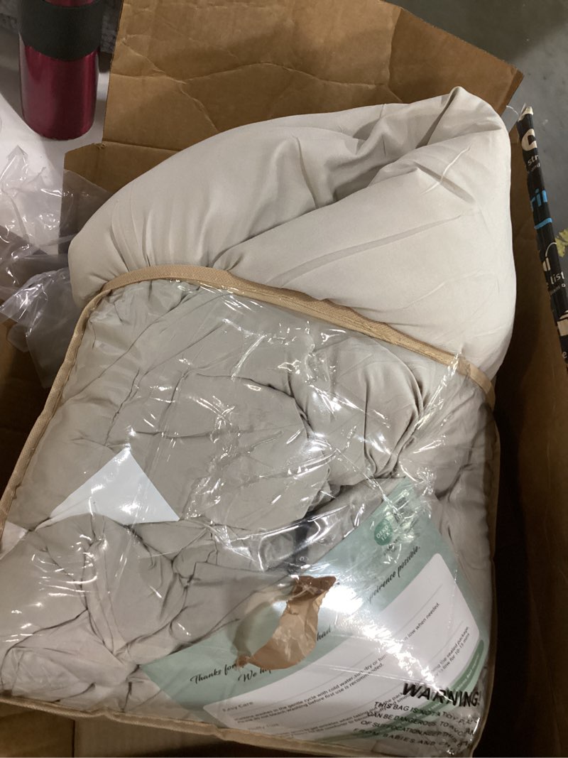 Condition photo showing Good Condition for ROSGONIA Queen Comforter Set Oatmeal, 3pcs(1 Boho Oatmeal Comforter & 2 Pillowcases) All Season Soft Bedding Lightweight Bedspread Blanket Quilt Queen Comforter 90"x90" Oatmeal