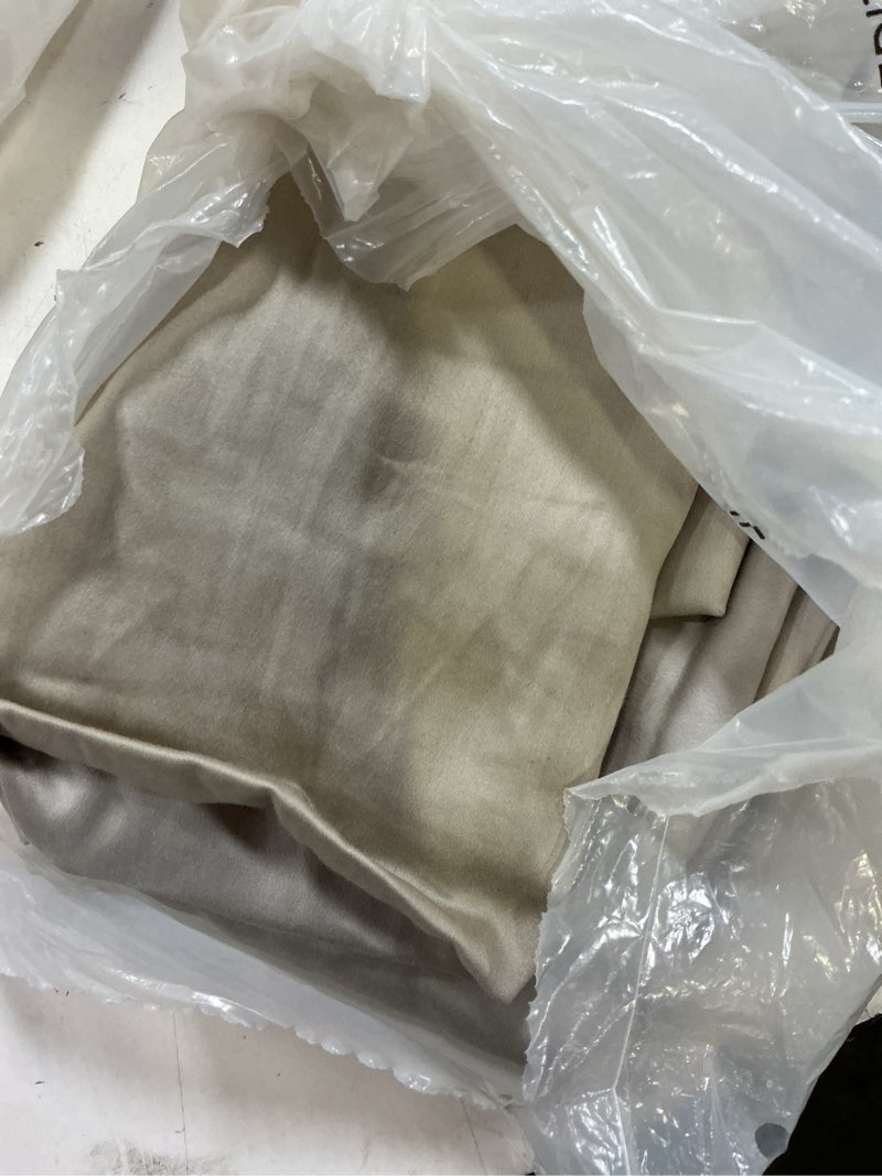 Condition photo showing Good Condition for signature giza cotton sateen pillowcase set, king, light grey